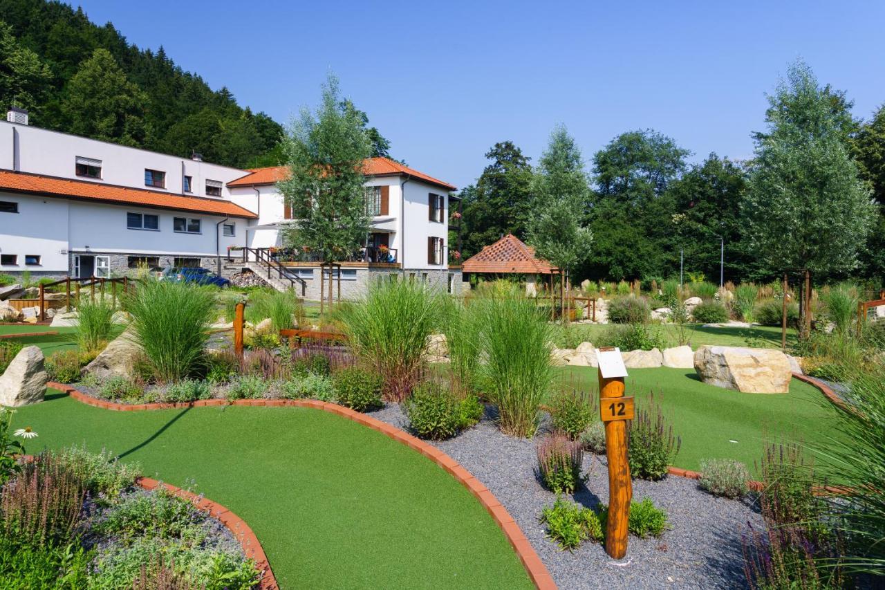 Hotel A Restaurace U Vychopnu Vsetín Buitenkant foto