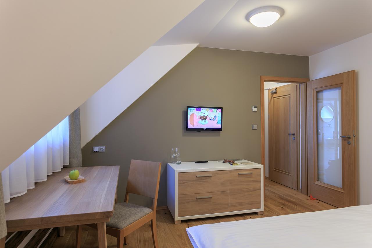 Hotel A Restaurace U Vychopnu Vsetín Buitenkant foto
