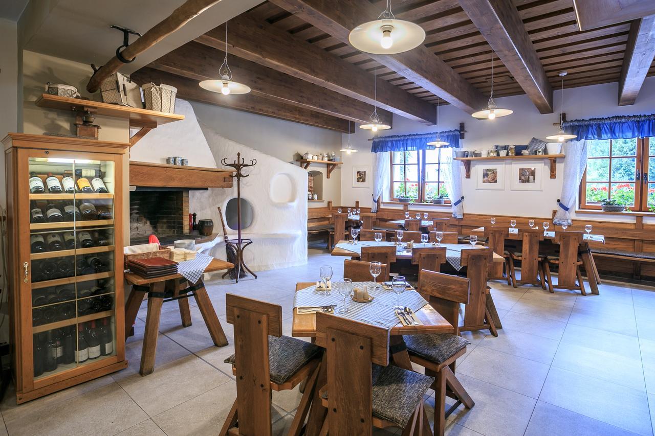 Hotel A Restaurace U Vychopnu Vsetín Buitenkant foto