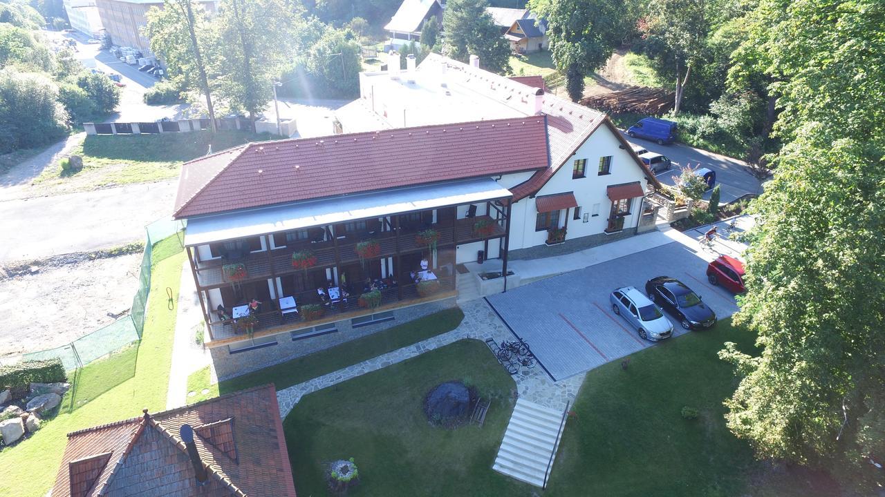 Hotel A Restaurace U Vychopnu Vsetín Buitenkant foto
