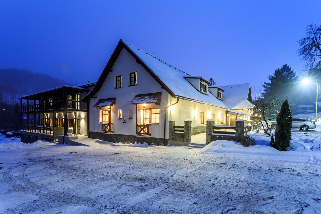 Hotel A Restaurace U Vychopnu Vsetín Buitenkant foto